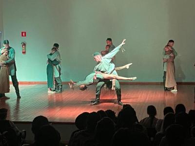 Grupo lituano emociona Virmond com show de danças folclóricas